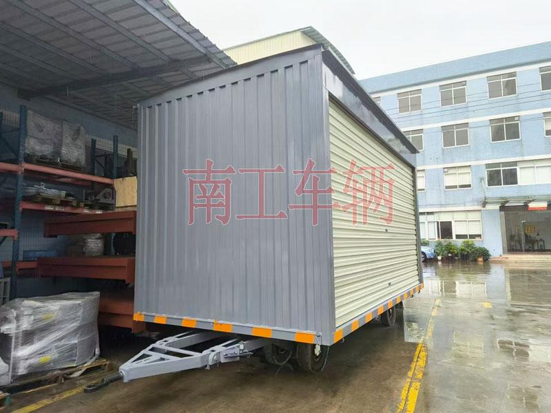 10吨箱式(中国)科技公司两侧带卷帘门 牵引雨篷拖车