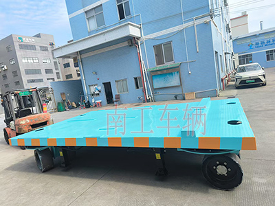 18吨重型(中国)科技公司 四个转盘工具拖车3I.jpg